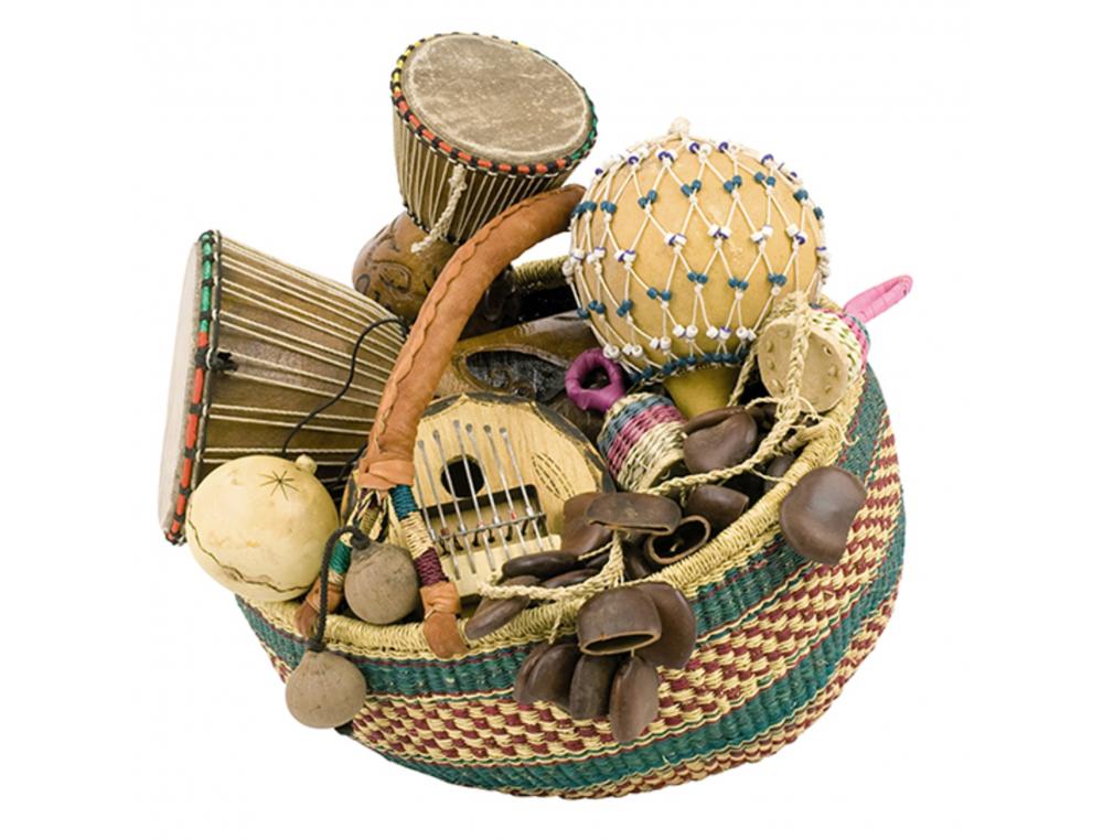 PANIER AFRICAIN FUZEAU 1 PAIRE DE KESENG-KESENG, 1     SHEKERE, 1 MARACAS   MAIN, 1  CRECELLE AFRICAINE, 1 KESE