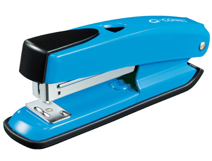 AGRAFEUSE BUREAU Q-CONNECT CONOMIQUE PLASTIQUE 34X50X135MM 20 FEUILLES AGRAFES 24/6 ET 26/6 STRIP HALF COLORIS BLEU