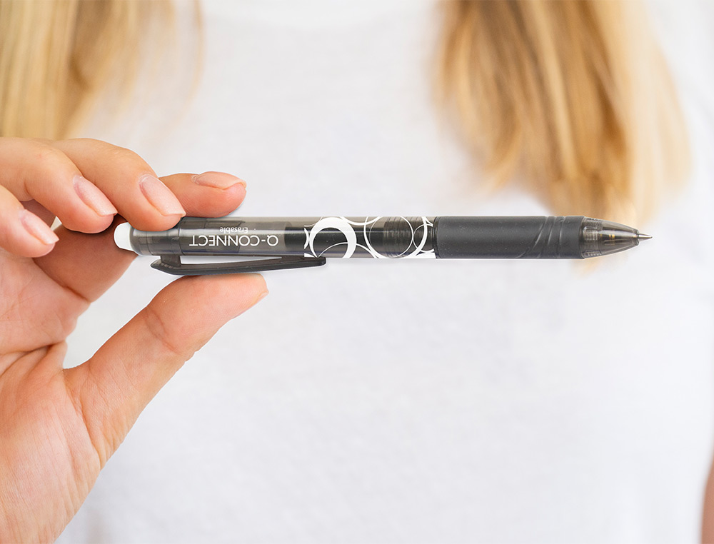 ROLLER Q-CONNECT ÉCRITURE MOYENNE 0.7MM ENCRE EFFAÇABLE GRIP PRÉHENSION GOMME SERTIE COLORIS NOIR