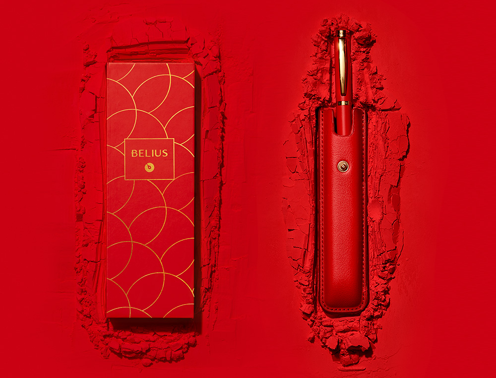 STYLO-BILLE BELIUS PASSION ALUMINIUM BROSSE ATTRIBUTS OR ENCRE BLEUE COLORIS ROUGE     DANS COFFRET CADEAU