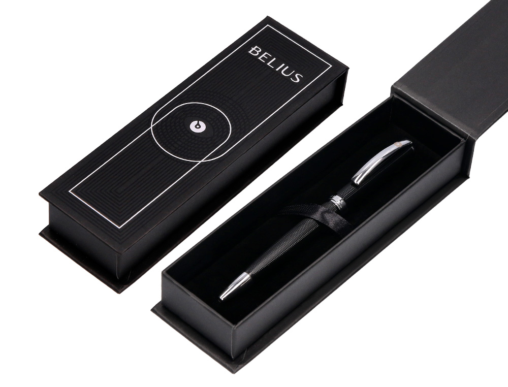 ROLLER BELIUS TURBO ALUMINIUM TEXTURE POINTILLEE ATTRIBUTS ARGENT ENCRE BLEUE COLORIS NOIR DANS COFFRET CADEAU