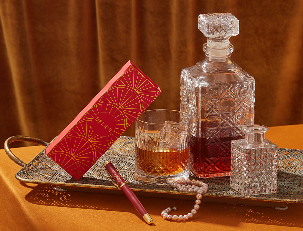 STYLO-BILLE BELIUS SOIREE ALUMINIUM DETAILS ET ATTRIBUTS OR ENCRE BLEUE COLORIS BORDEAUX DANS COFFRET CADEAU