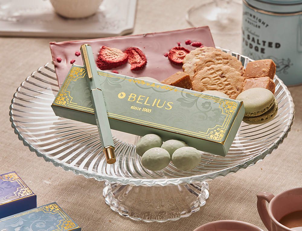 STYLO-BILLE BELIUS MACARON BLISS HEXAGONAL ALUMINIUM DETAILS ET ATTRIBUTS OR ENCRE BLEUE COLORIS VERT COFFRET CADEAU