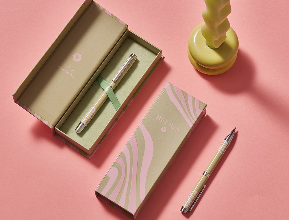 STYLO-BILLE BELIUS INK DREAMS ALUMINIUM ATTRIBUTS ARGENT ENCRE BLEUE COLORIS VERT MATCHA ONDULATIONS ROSE COFFRET CADEAU