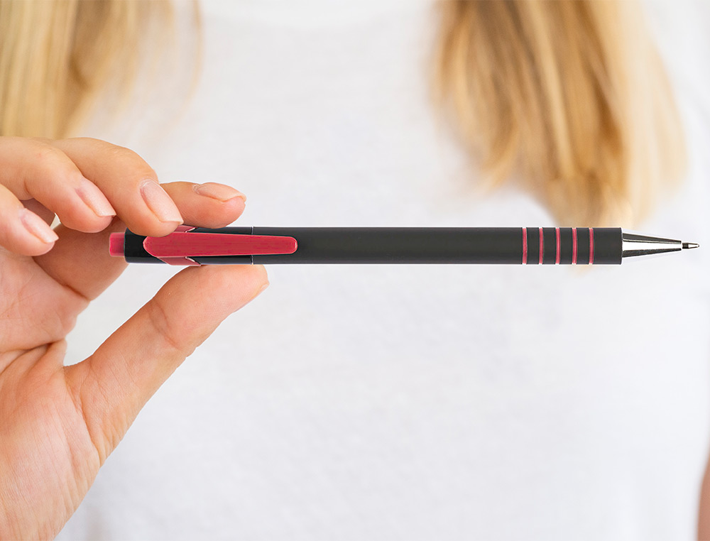 STYLO-BILLE Q-CONNECT LAMBDA RTRACTABLE CRITURE MOYENNE 0.7MM POINTE MTAL CORPS CAOUTCHOUC COULEUR ENCRE ROUGE