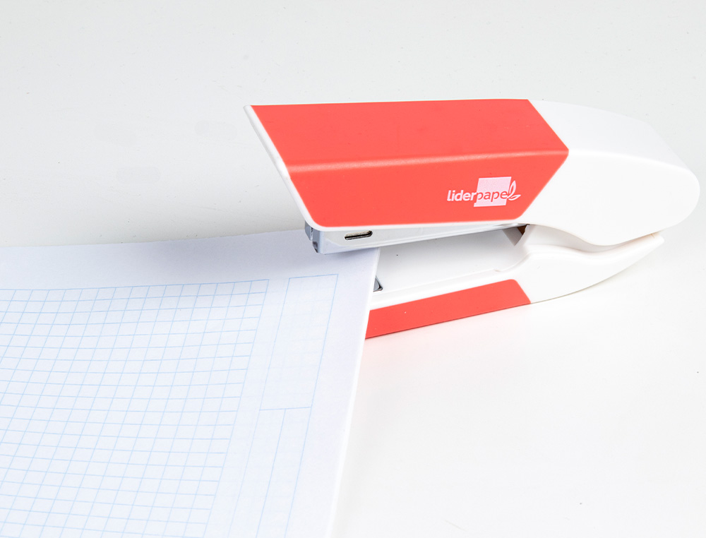 AGRAFEUSE BUREAU LIDERPAPEL 35X65X130MM 20 FEUILLES AGRAFES 26/6 1000 AGRAFES COLORIS CORAIL